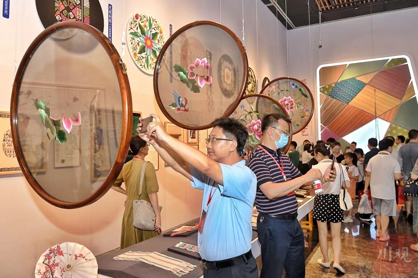 看展览｜一场展览的匠心答卷：非遗如何从水乡走向世界？