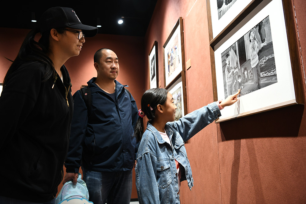 “国社之镜·世纪光影”新华社新闻摄影展中的北京市政总院故事