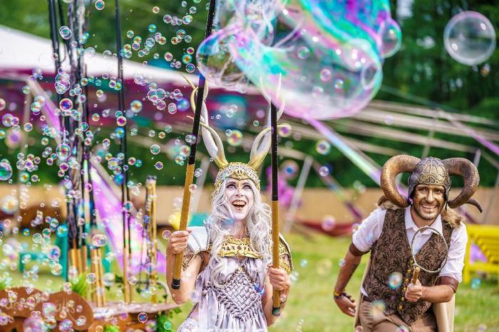 澳门国际幻彩大巡游：文化荟萃尽狂欢