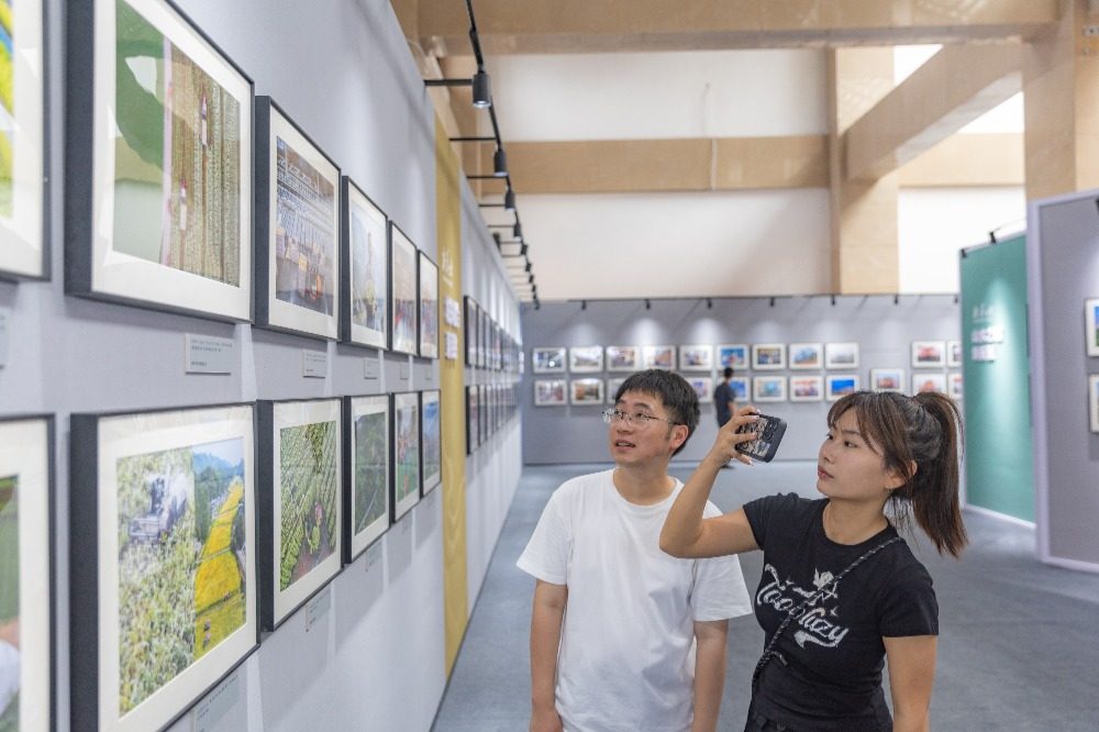 “国社之镜·世纪光影”新闻摄影展在墨西哥城举办